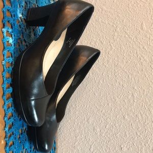 Earth brand dress shoes